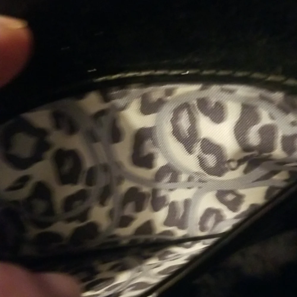 Coach poppy wristlet comes with black coach tag silver writing over black - Picture 5 of 7